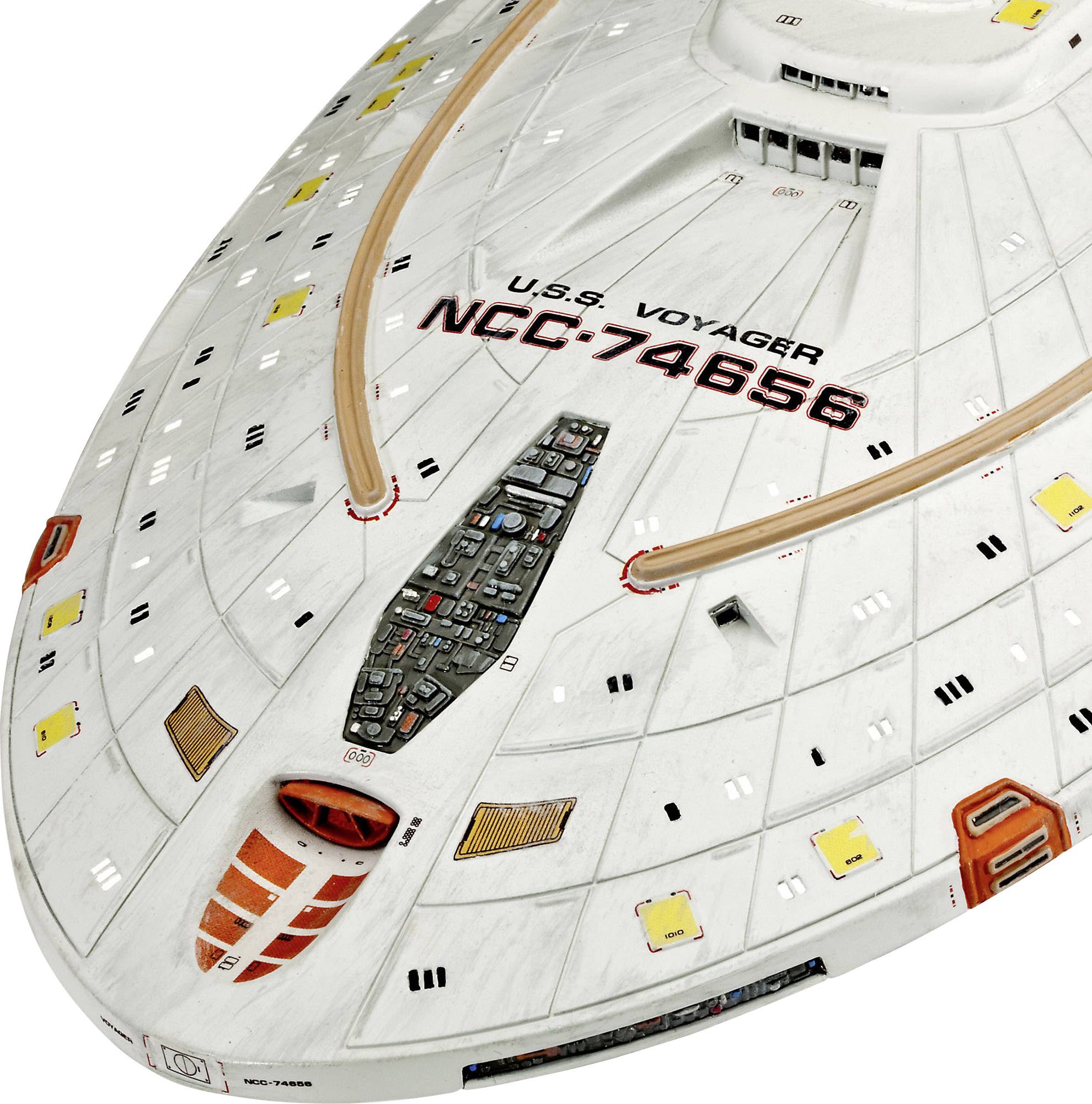 Obrázek ukazuje loď U.S.S. Voyager, vesmírnou loď ze sci-fi seriálu "Star Trek". Registrační číslo "NCC-74656" je výrazně viditelné.