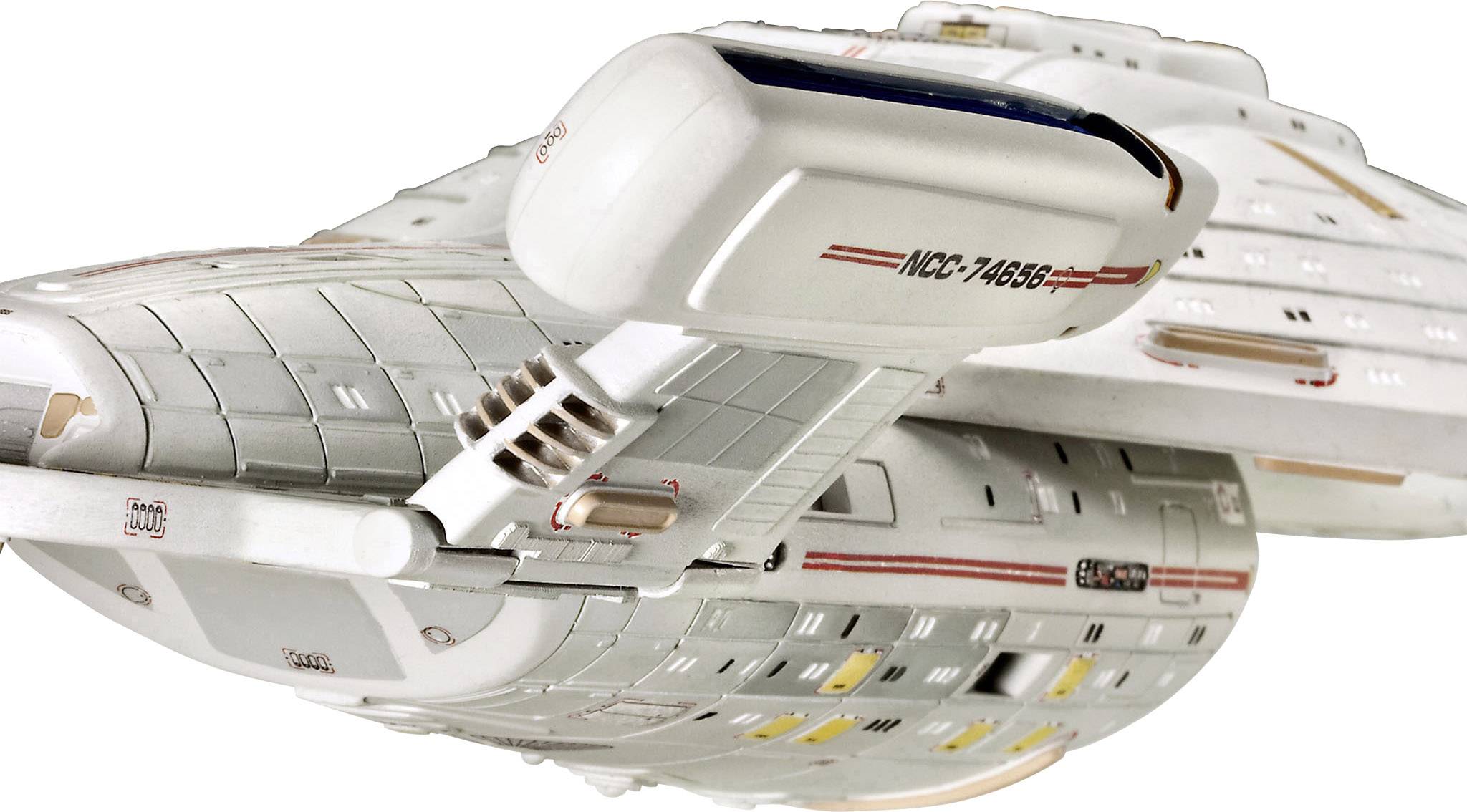 Vesmírná loď s označením 'NCC-74656' letí vesmírem. Design je futuristický s bílými a šedými barevnými tóny.