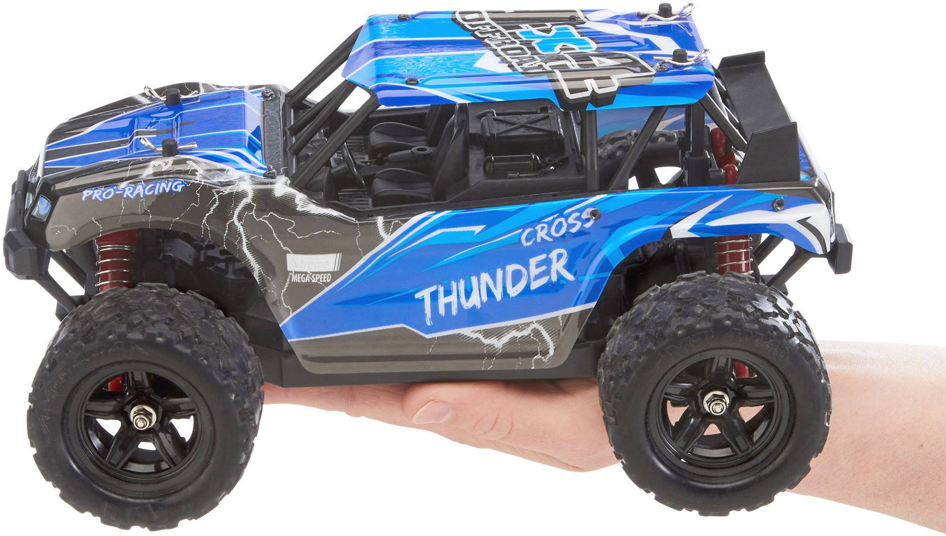 Hračkářské auto držené v ruce, modro-černý design s nápisem 'Thunder', velké pneumatiky, detailně zpracovaný model terénního vozu.