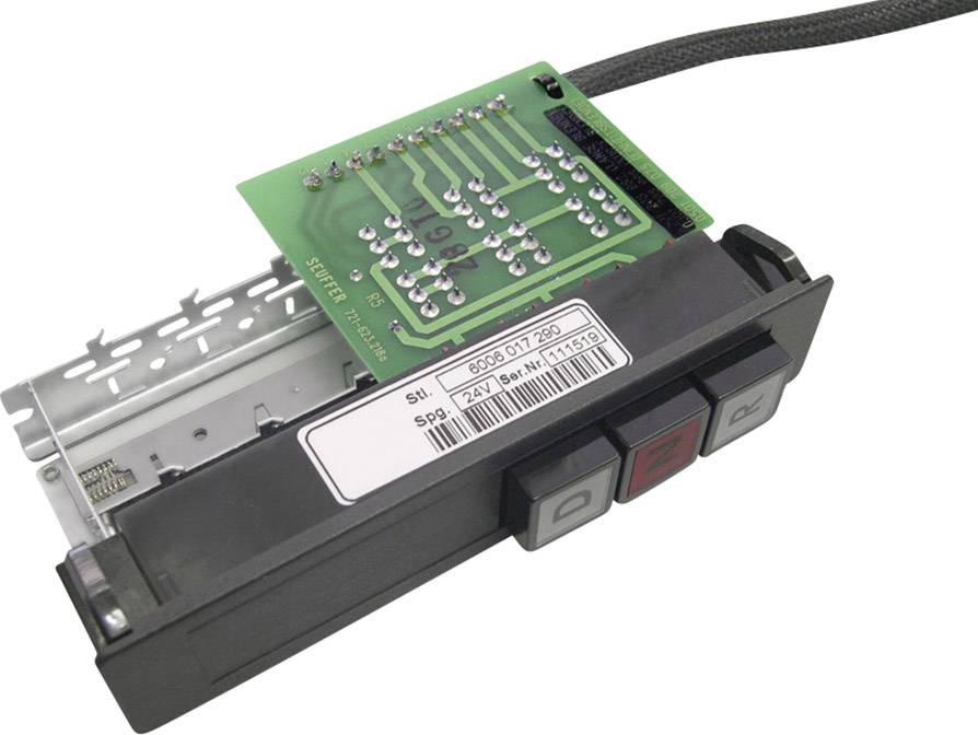 Elektronická deska plošných spojů s ovládacími tlačítky namontovaná na kovovém rámu. Černý kabel je k ní připojen.