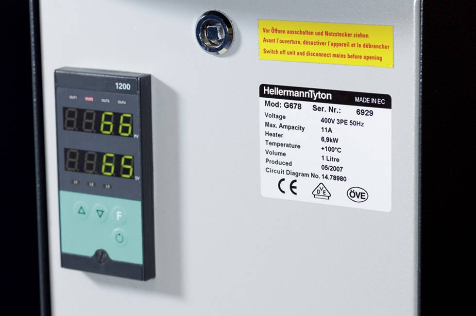 Elektrický ovládací panel s digitálním displejem zobrazuje '66' a '65'. Výstražná nálepka nahoře upozorňuje na nutnost vypnutí přístroje.