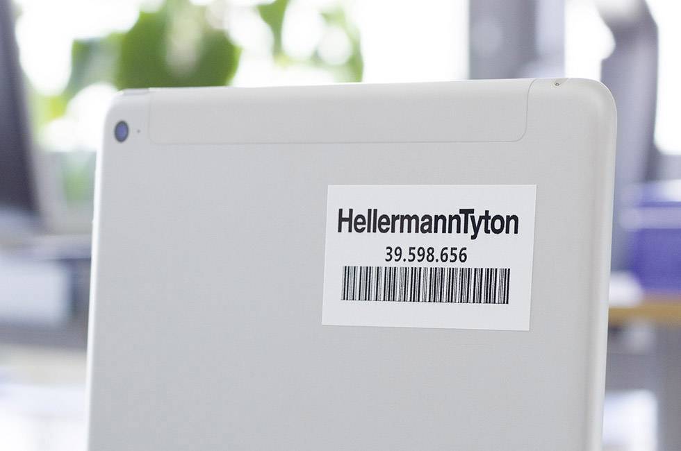 Na zadní straně tabletu se nachází samolepka s čárovým kódem a textem 'HellermannTyton 39.598.656'.
