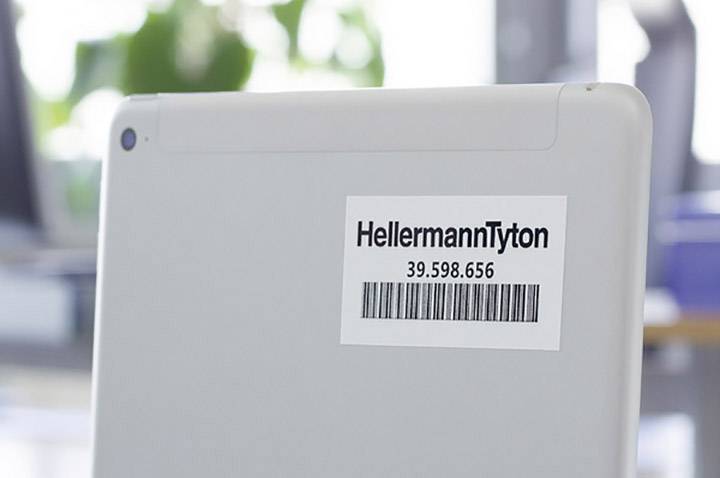 Štítek na tabletu zobrazuje text 'HellermannTyton' a číslo '39.598.656' s čárovým kódem pod ním.