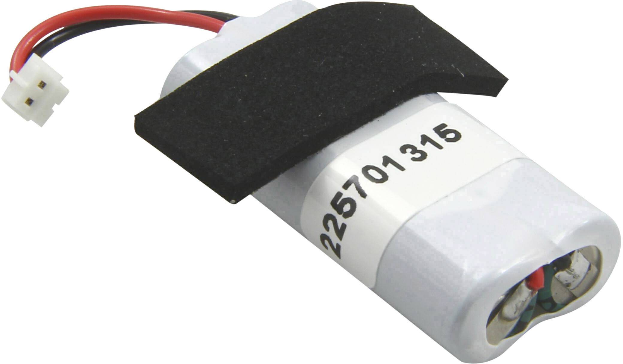 Malá akumulátorová baterie s kabelem a zástrčkou, označená sériovým číslem. Běžně se používá v elektronických zařízeních.