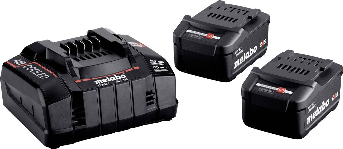 Tři nabíječky baterií Metabo nebo baterie elektrického nářadí v černé barvě, zobrazené v různých velikostech na bílém pozadí.