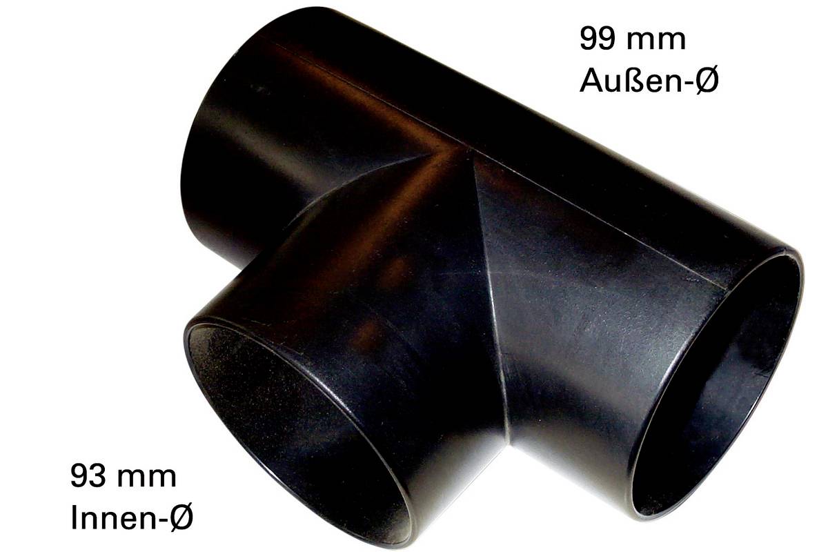 Černý T-kus z plastového potrubí, vnější průměr 99 mm, vnitřní průměr 93 mm.