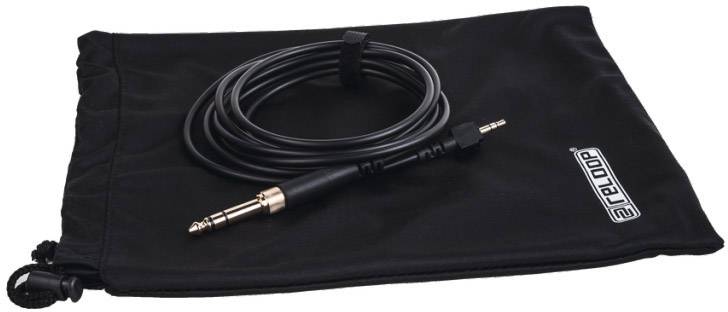 Černý audiokabel s 6,35mm jack konektorem leží na černém textilním sáčku značky Reloop.