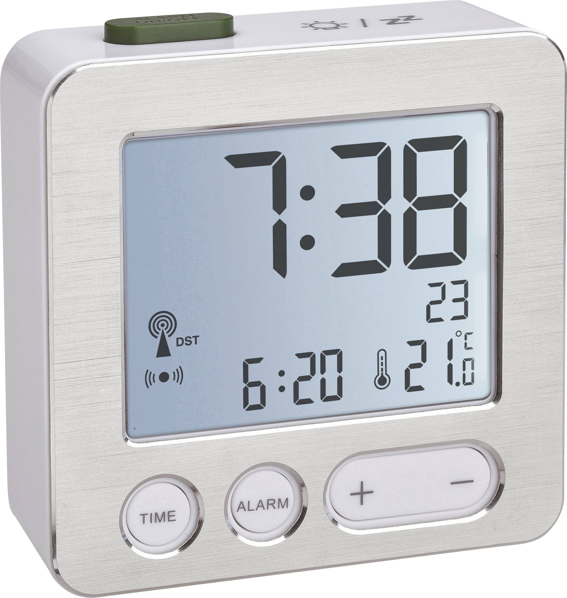 Digitální budík s velkým displejem ukazuje 7:38, teplota 23°C, alarm nastaven na 6:20. Tlačítka pro nastavení času a alarmu.