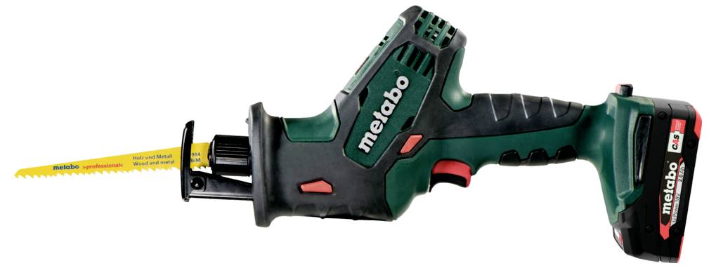 Akumulátorová pila Metabo s žlutým listem, zeleným a černým tělem a bateriovým modulem, určená pro řezání různých materiálů.