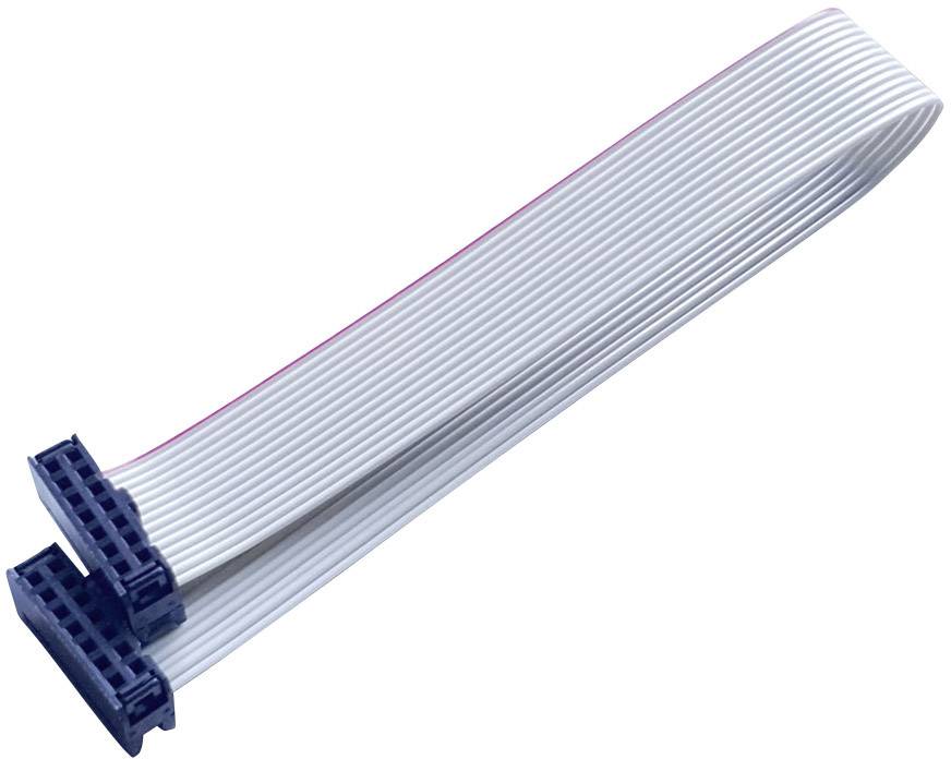 Plochý šedý plochý kabel s černými konektory na obou koncích, pravděpodobně používaný pro elektronické propojení.