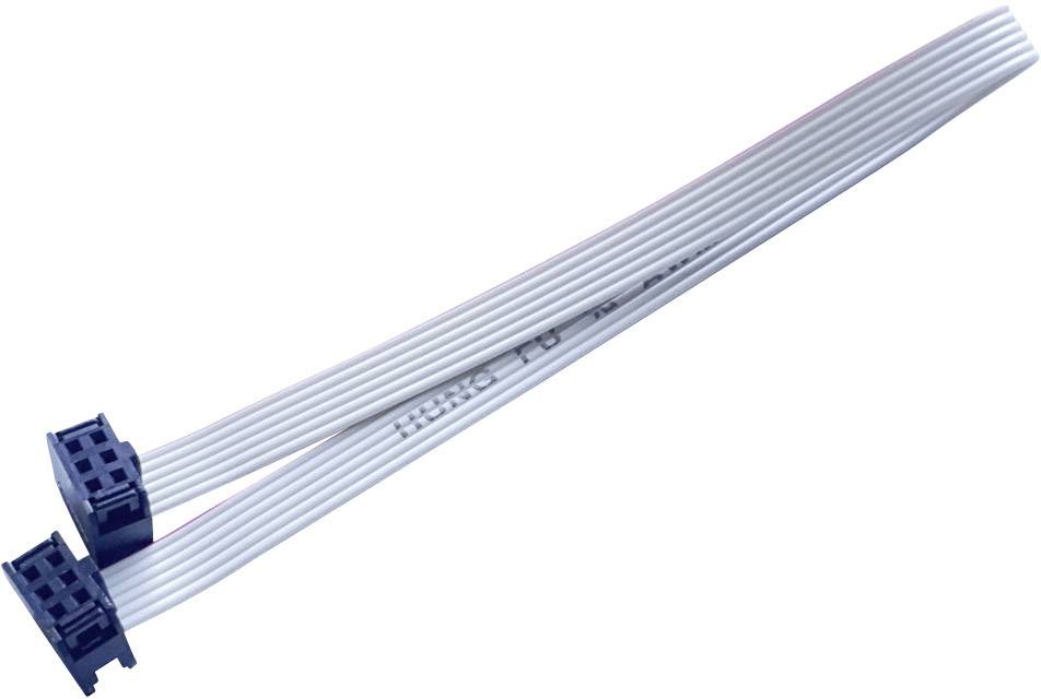 Plochý datový kabel s bílými vodiči a černými konektory na obou koncích, používaný pro elektrické propojení zařízení.