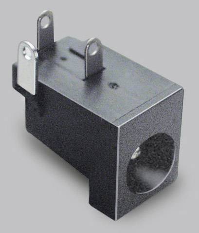 Černý elektrický zástrčkový konektor s kovovými kontakty na šedém pozadí.