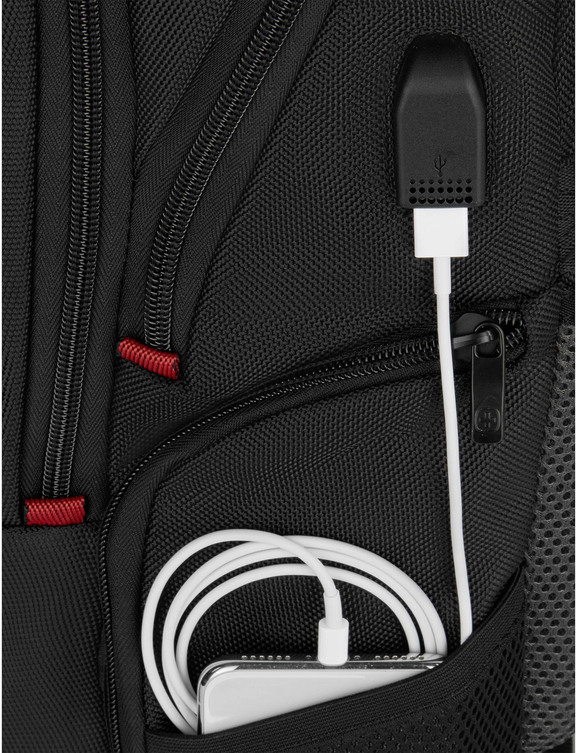 Černý batoh s USB portem, který umožňuje nabíjení zařízení během cesty. Kabel je připojen k mobilnímu telefonu.