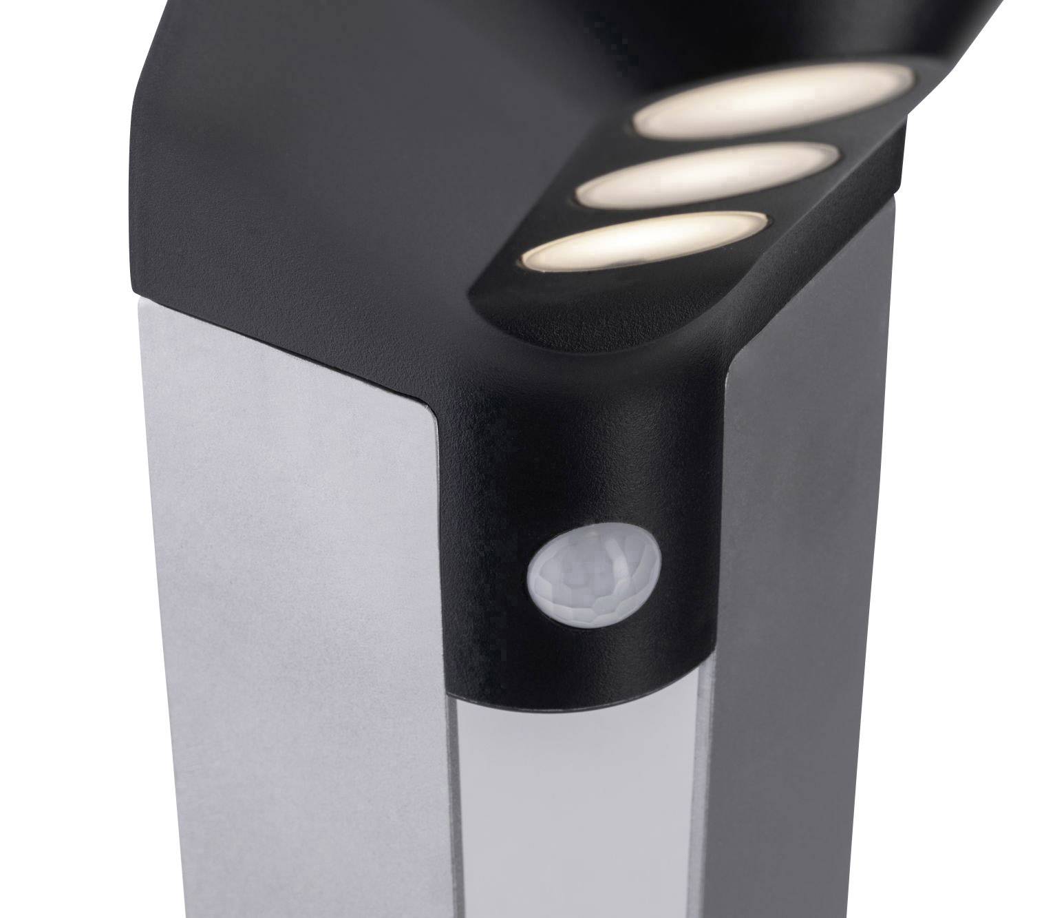 Černé LED orientační světlo s pohybovým senzorem, se zkoseným horním povrchem s viditelnými čočkami. Ideální pro venkovní osvětlení.