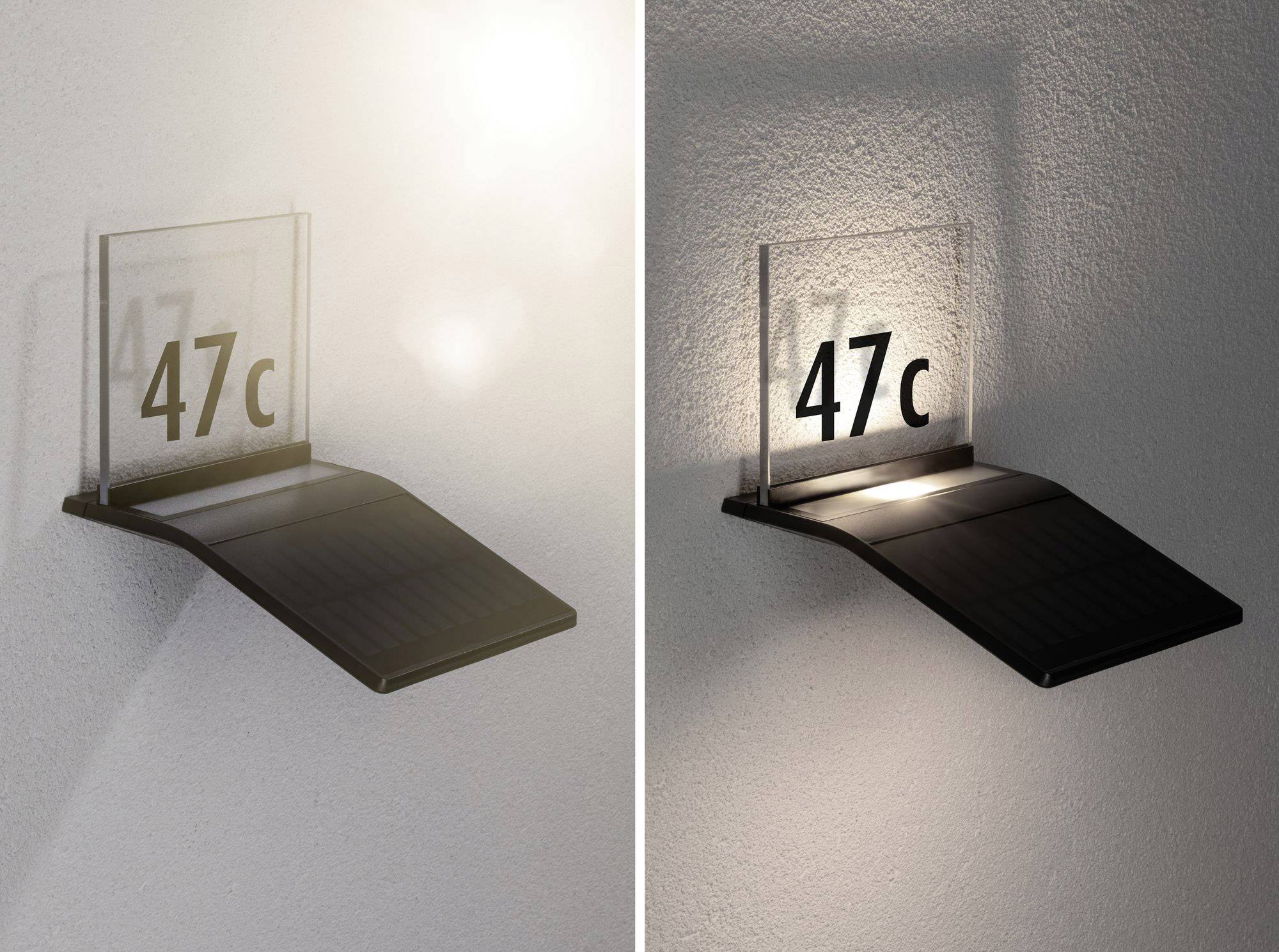 Solární lampa s číslem domu '47c' na průhledné desce. Vlevo za denního světla, vpravo při rozsvícené lampě ve tmě.