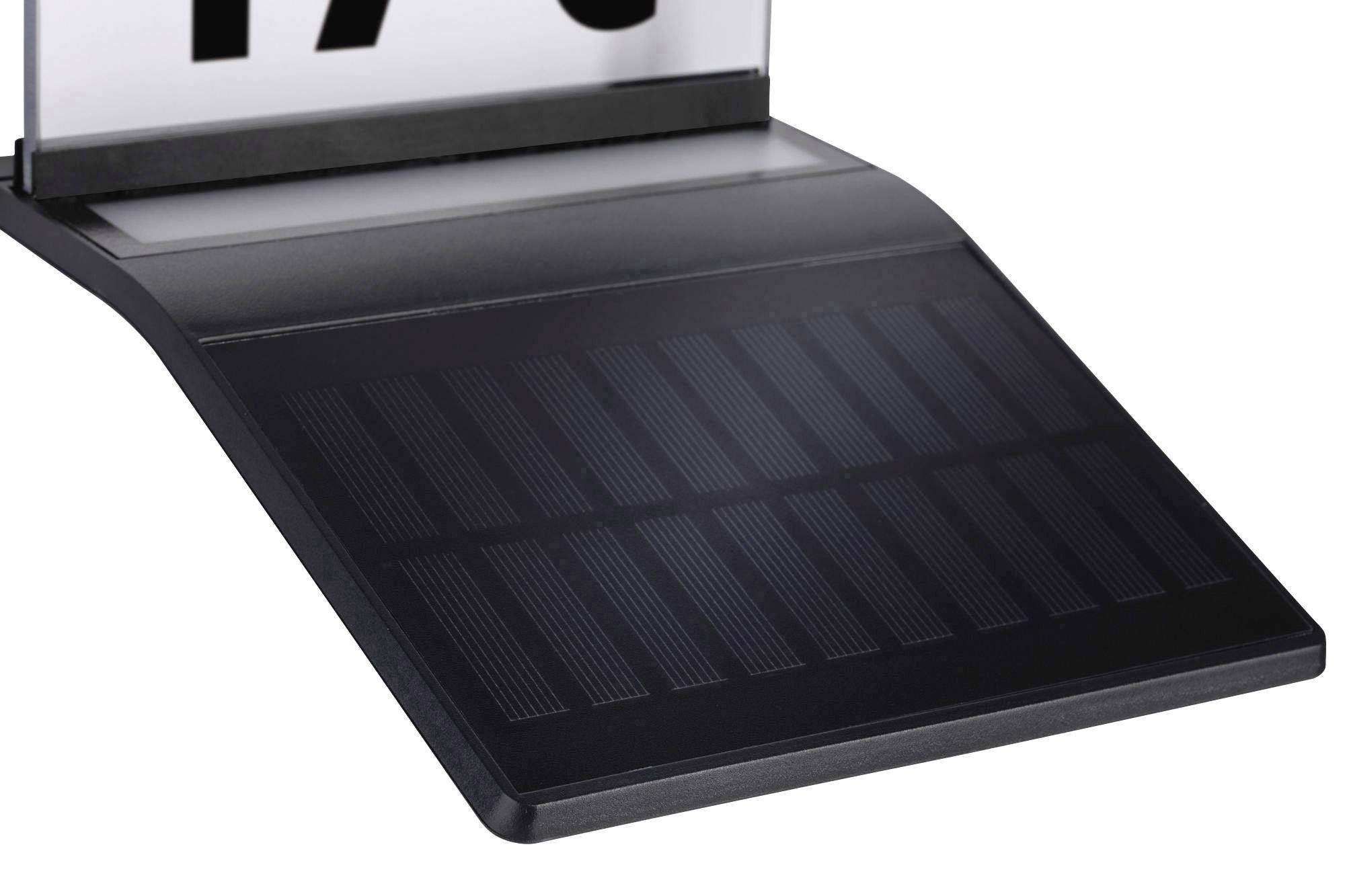 Solární panel na šikmé ploše, který slouží k výrobě energie ze slunečního světla.