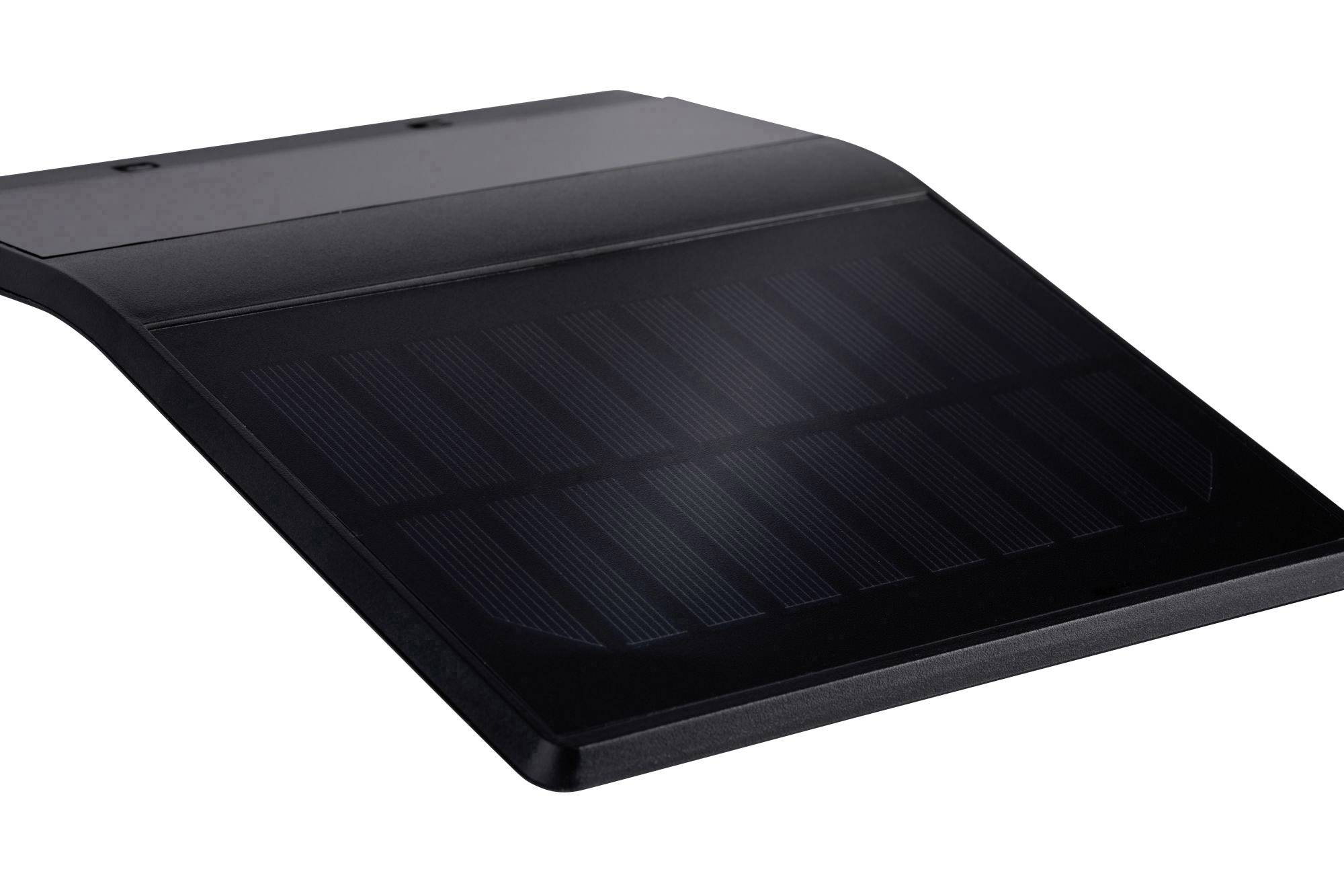 Černý solární panel obdélníkového tvaru s mírně klenutým povrchem, vhodný pro výrobu energie při přímém slunečním osvitu.