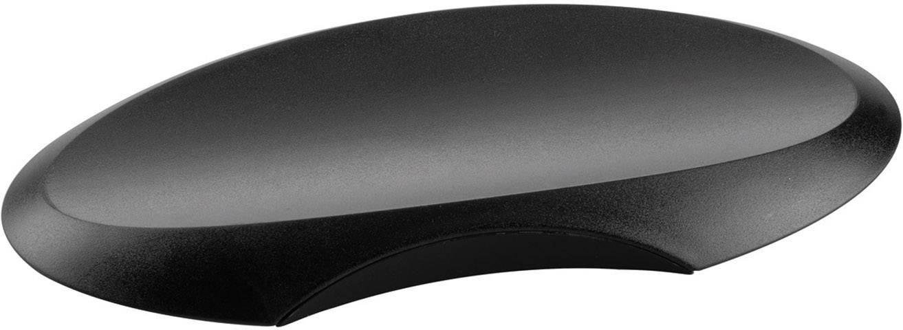 Plochý, ergonomicky tvarovaný černý designový předmět s oblým povrchem, pravděpodobně počítačová myš.