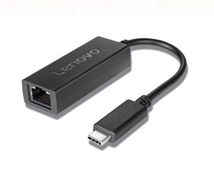 USB-C ethernet adaptér od Lenova. Černé tělo s ethernetovým portem na jedné straně a USB-C konektorem na straně druhé.