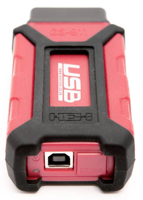 Červený a černý USB dongle s obdélníkovým tvarem; přední strana ukazuje USB port.