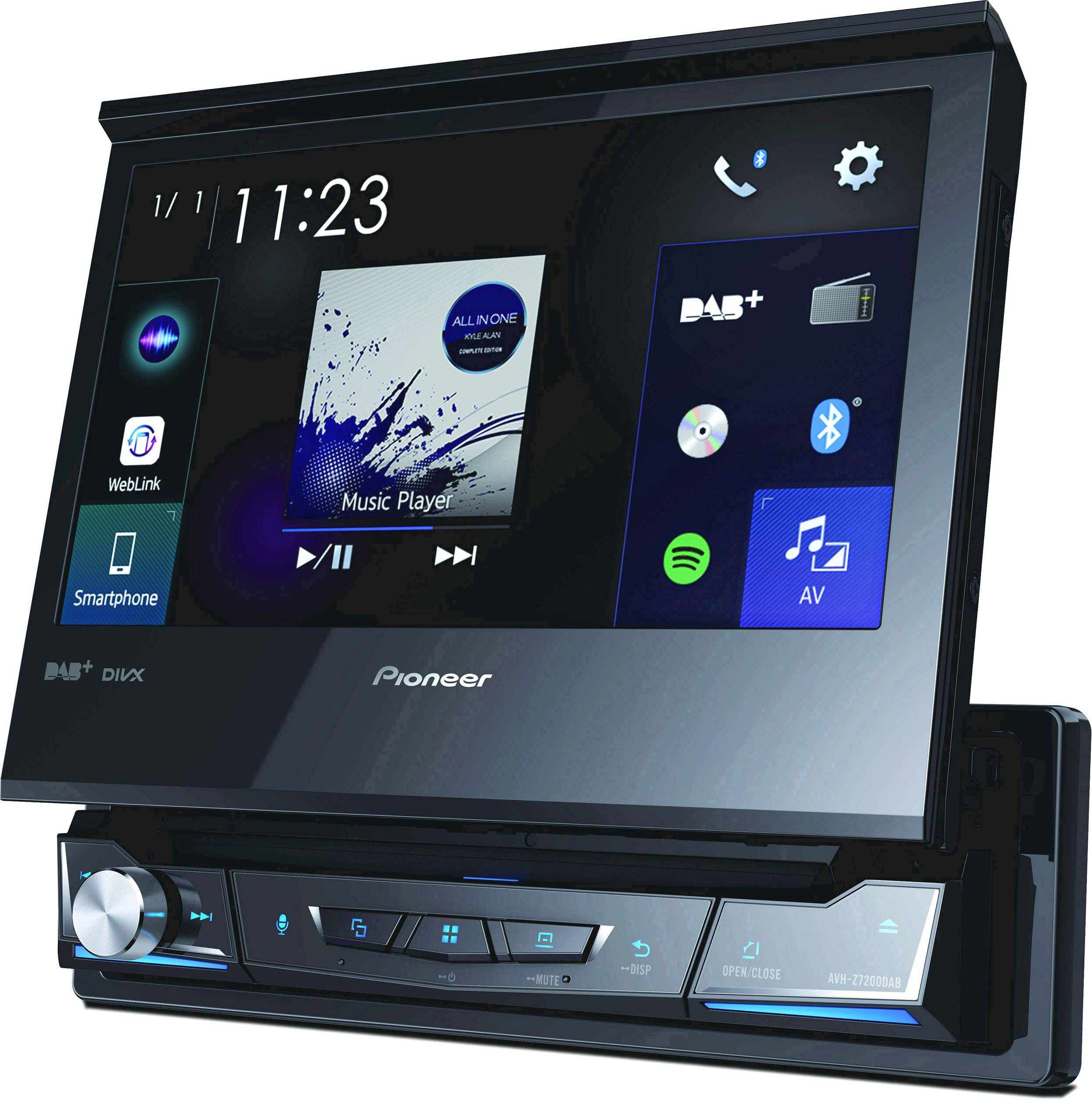 Automobilový infotainment systém s dotykovým displejem zobrazuje čas 11:23, hudební přehrávač a aplikace jako WebLink a bluetooth připojení, značka Pioneer.
