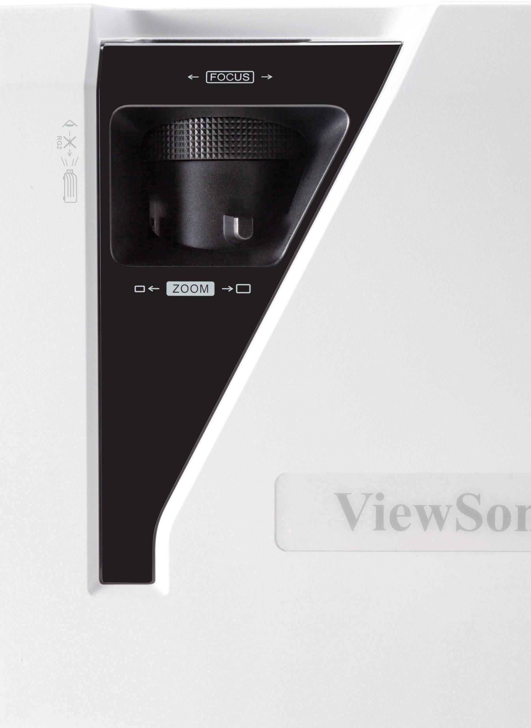 Detailní pohled na projektor s ostřicím prstencem a tlačítky pro zoom na zařízení ViewSonic.
