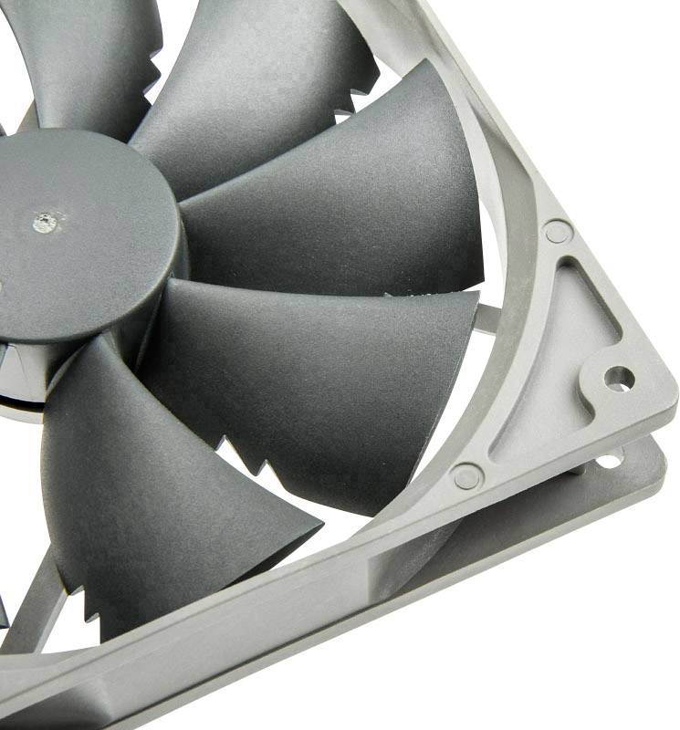 Detail počítačového ventilátoru s šedými lopatkami a šedým krytem, který se používá k chlazení elektronických systémů.