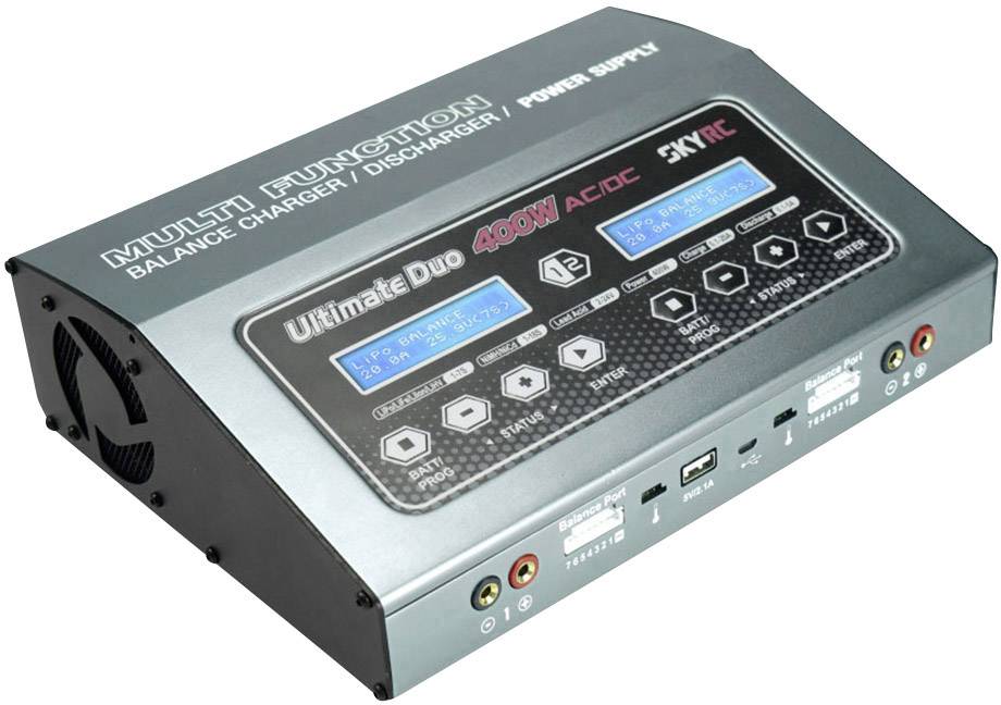 Nabíječ pro RC akumulátory s digitálním displejem, který zobrazuje několik tlačítek a konektorů. Vpředu je viditelný štítek 'Ultimate Duo 400W'.