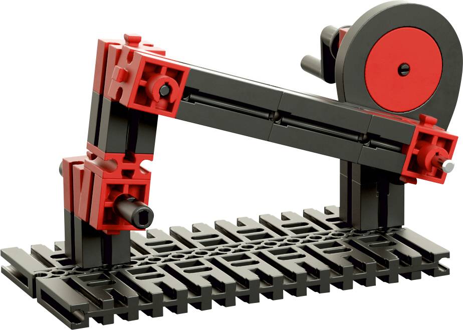 Mechanický model z červených a černých stavebních prvků ukazuje jednoduchý pákovitý mechanismus.