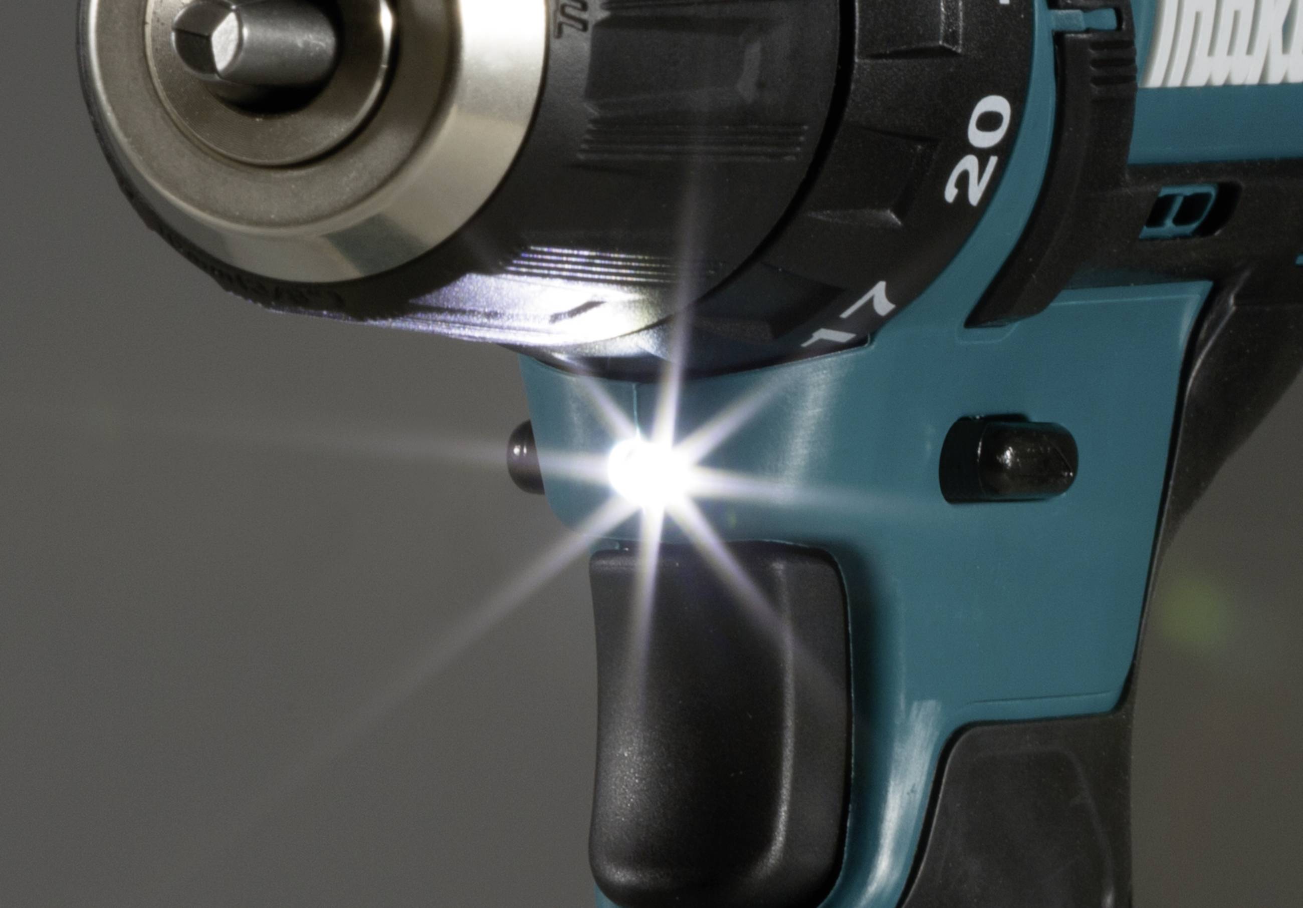 Elektrická vrtačka se zapnutým LED osvětlením, které osvětluje pracovní prostor. Důraz je kladen na mechanismus vrtání a osvětlení.