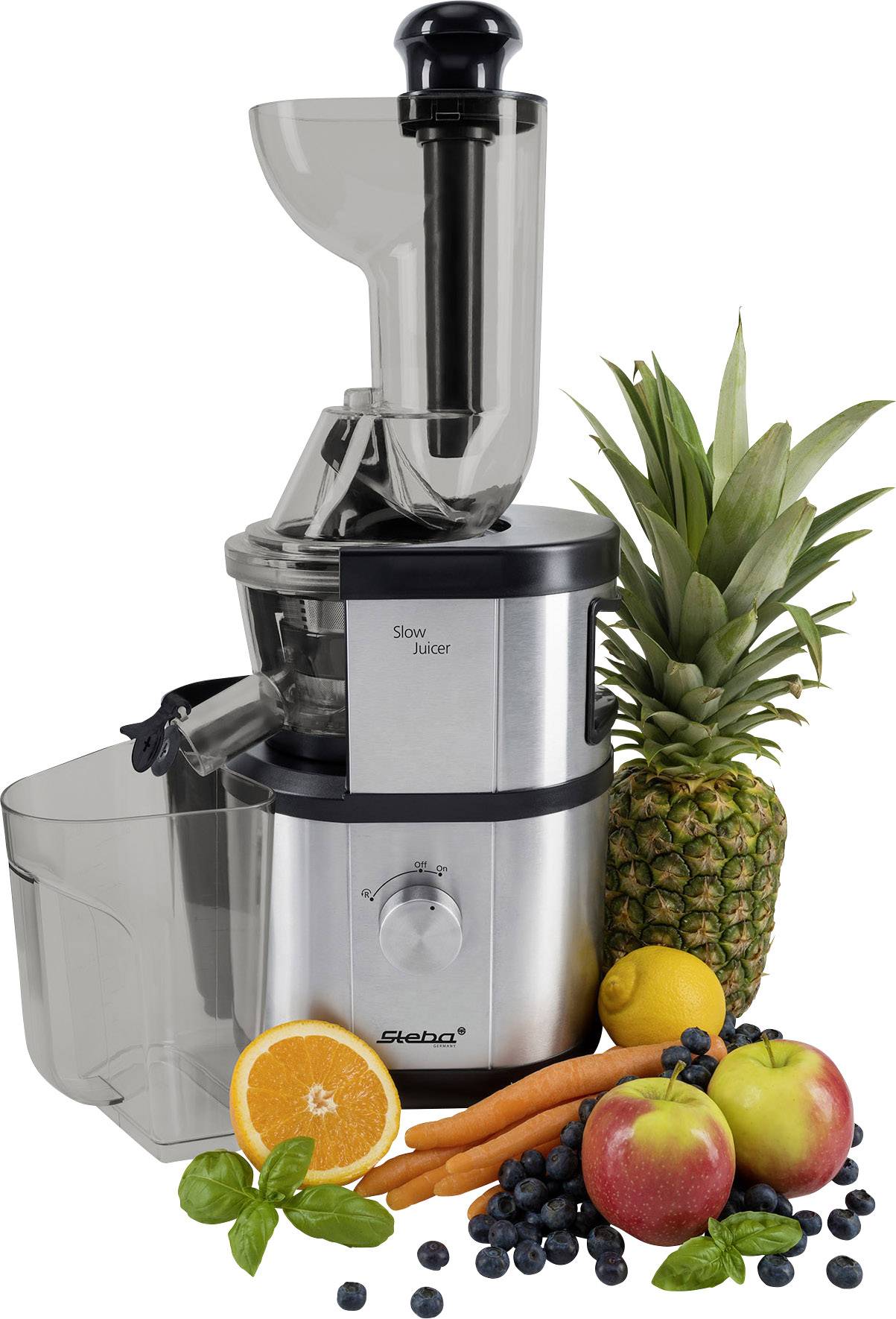Odšťavňovač pomalým lisováním s ovocem a zeleninou, jako jsou ananas, pomeranče, jablka a mrkev, komponovanými tak, aby ukazovaly čerstvost a rozmanitost.