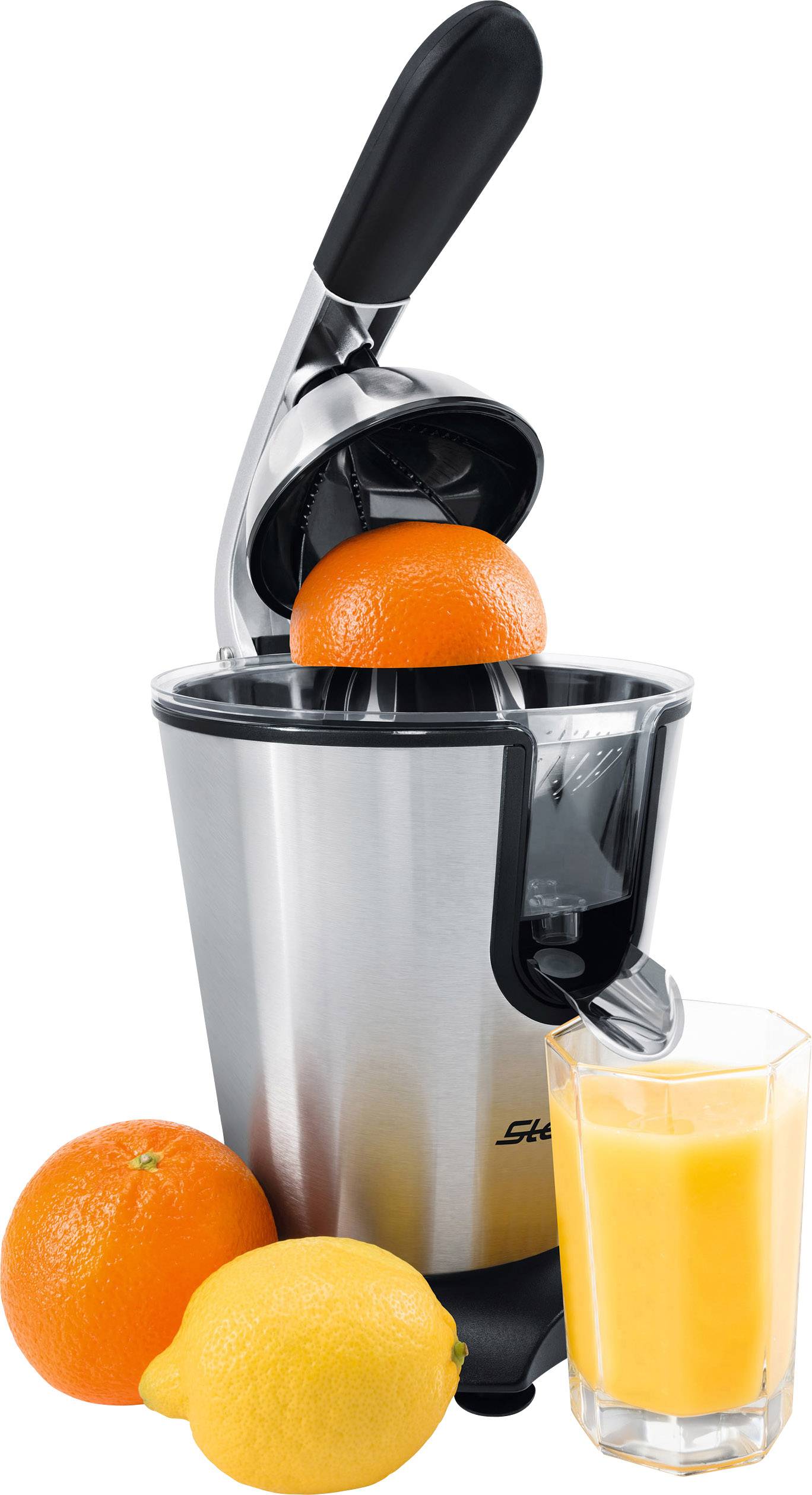Elektrický odšťavňovač citrusů z nerezové oceli s pákovým madlem. Rozkrojený pomeranč je lisován; čerstvá pomerančová šťáva ve sklenici vedle.