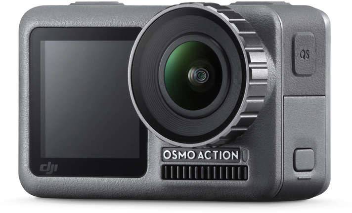 Šedá akční kamera s velkým objektivem a digitálním displejem, značka 'OSMO ACTION', pravděpodobně vhodná pro outdoorové aktivity.
