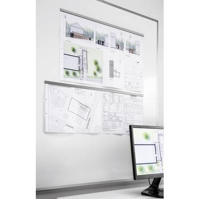 Plány na tabuli v kanceláři zobrazují architektonické výkresy a půdorysy. Monitor pod ní ukazuje související stavební plány.