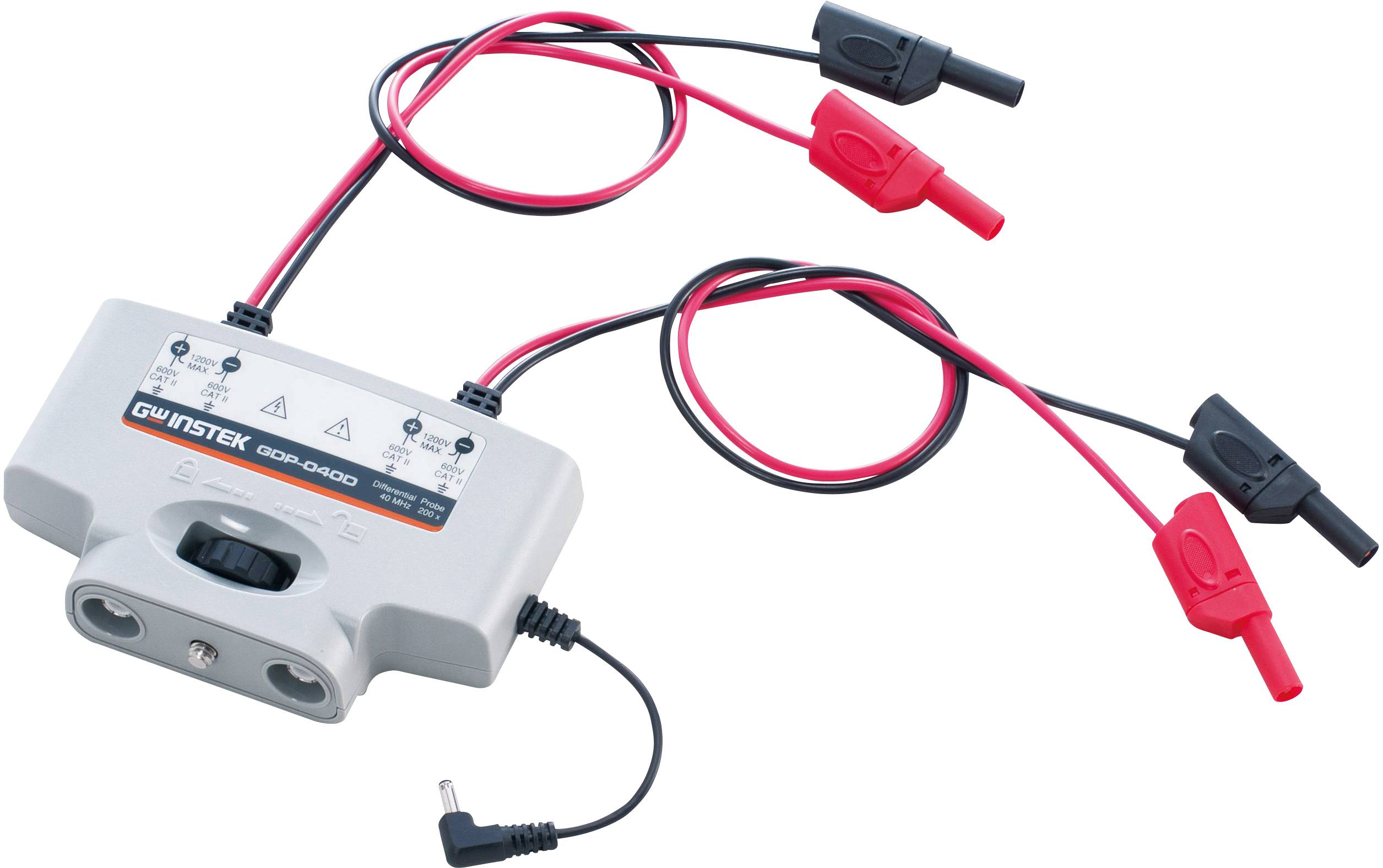 Šedé elektronické měřicí zařízení s červenými a černými kabely a svorkami. Na přístroji nápis 'GCP-0200'. Používá se k měření elektrických proudů.