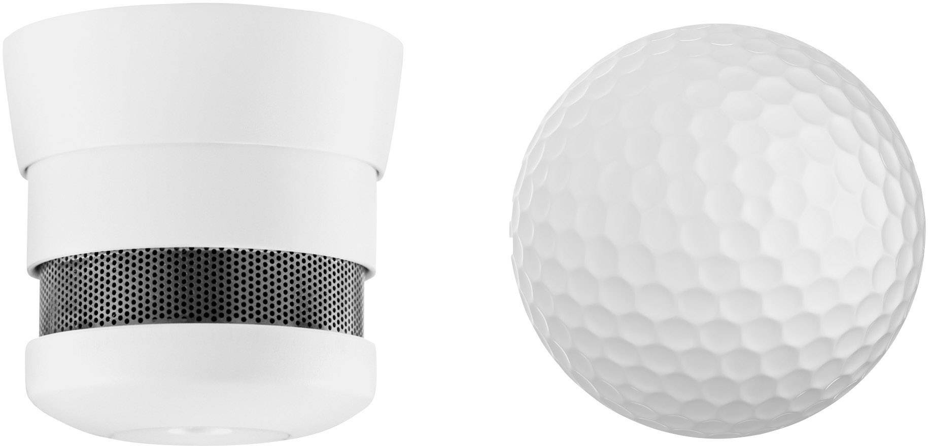 Detektor kouře vlevo a golfový míček vpravo, oba ve výřezu detailního záběru. Detektor kouře má moderní design s černou mřížkou.
