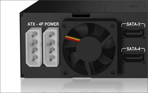 Zadní strana elektronického zařízení se dvěma napájecími konektory ATX-4P, chladicím ventilátorem a dvěma SATA konektory, označenými „SATA-3" a „SATA-4".