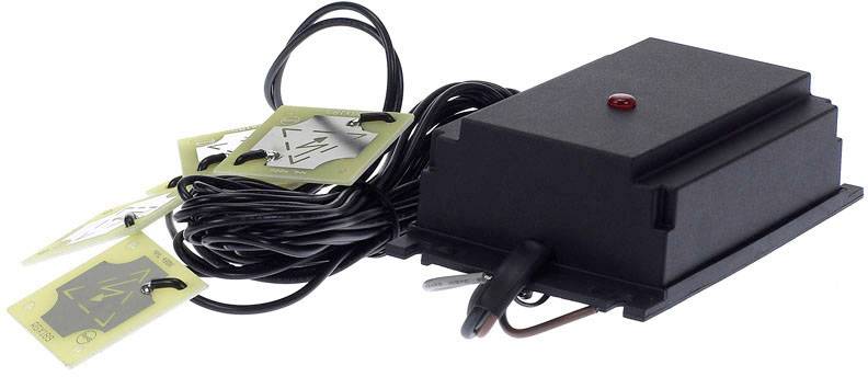 Černé elektrické zařízení s několika kabely a žlutými štítky s blesky připevněnými na těchto kabelech.