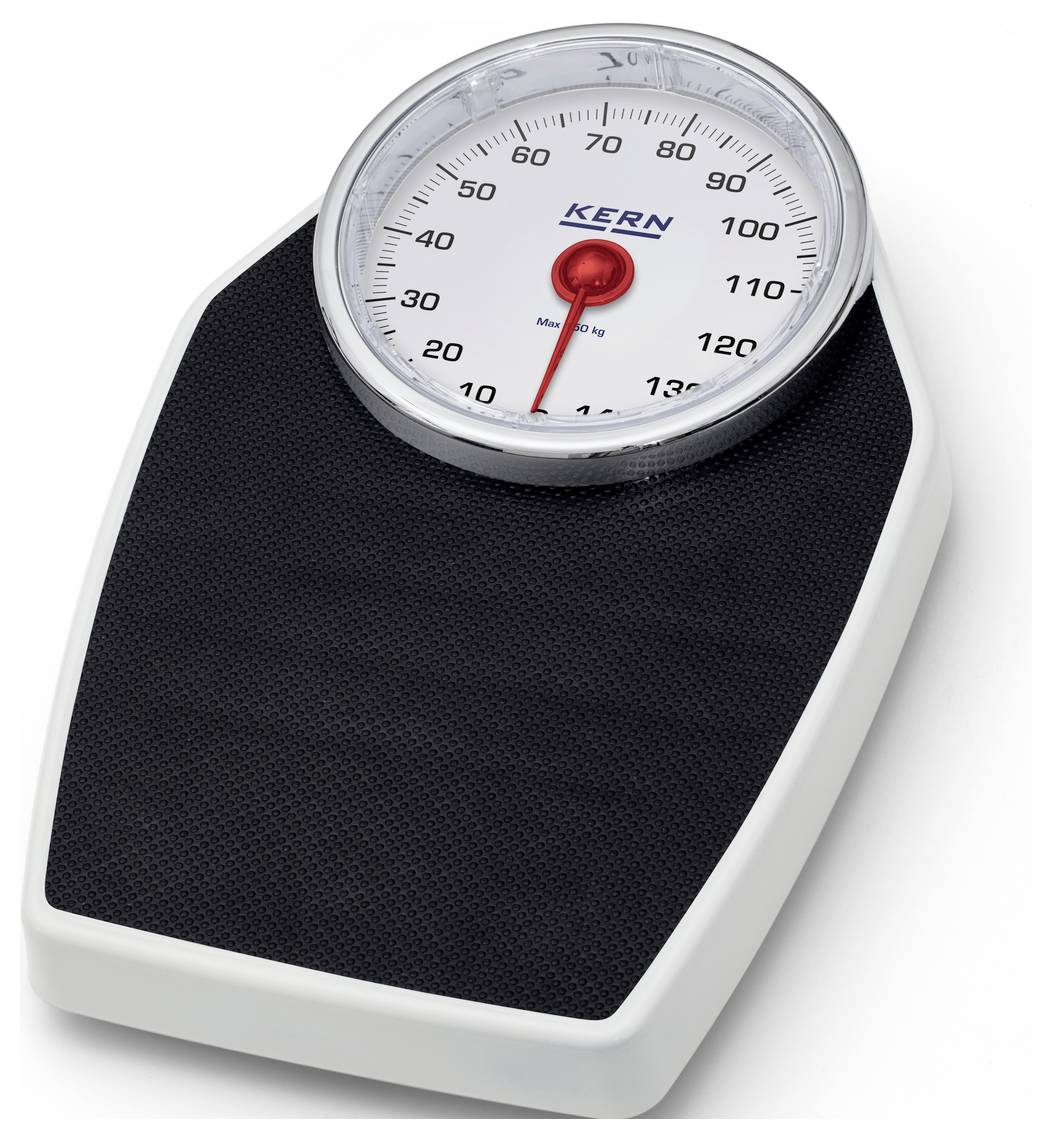 Analogová osobní váha s červeným ukazatelem, který ukazuje přibližně 70 kilogramů. Váha má černou nášlapnou plochu a bílé pouzdro.