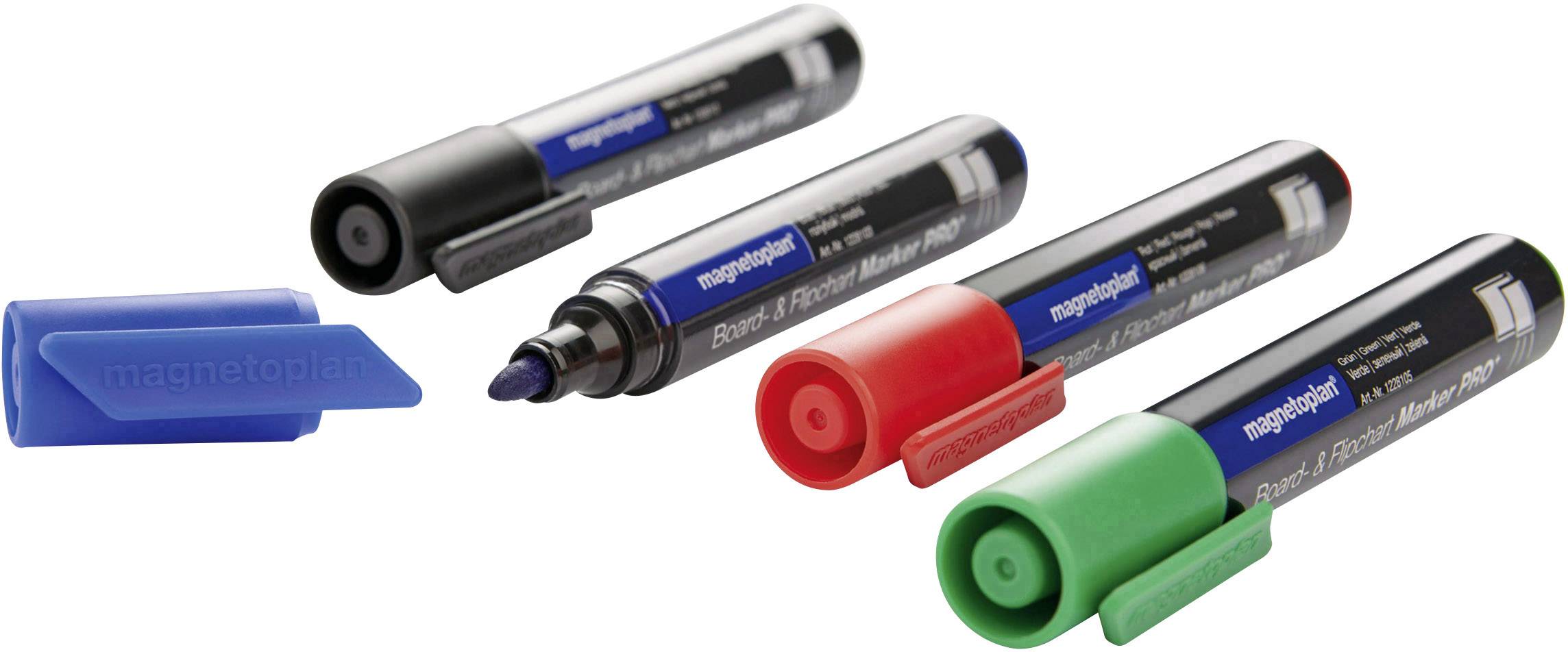 Čtyři magnetické plánovací whiteboard fixy v černé, červené a zelené barvě s odnímatelnými víčky. Modrý fix má své víčko vedle něj.