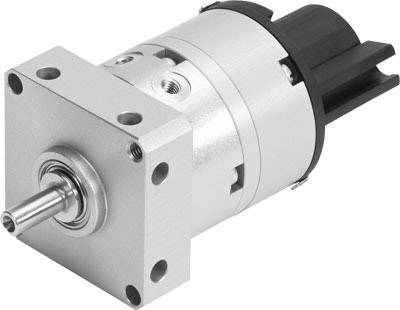 Válcový elektromotor s obdélníkovým kovovým přírubovým tělesem a rotační hřídelí. Vhodný pro mechanické aplikace.