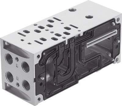 Šedý ventilový blok s několika otvory a vnitřními kanály pro hydraulické nebo pneumatické systémy, boční pohled.