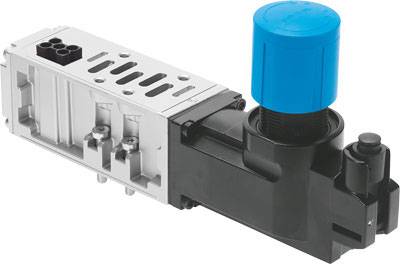 Černý a stříbrný ventil s modrým otočným knoflíkem, používaný v automatizovaných systémech pro řízení proudění kapalin nebo plynů.