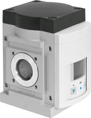 Bílošedé elektrické zařízení s kulatým konektorem vpředu a displejem s modrými šipkovými tlačítky vpravo.