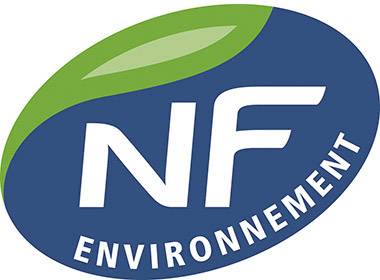 Logo s zeleným listem nad velkým 'NF'. Pod tím stojí 'ENVIRONNEMENT'. Symbolizuje šetrnost k životnímu prostředí.