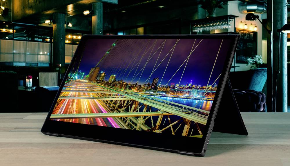 Tablet s barevným městským displejem leží na stole v útulně osvětlené kavárně nebo restauraci.