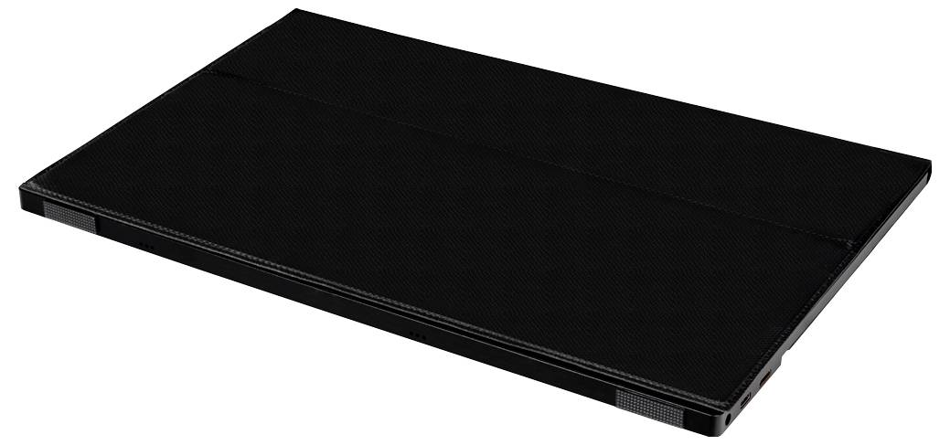 Plochý černý notebook pohledem shora, zavřený. Čistý, minimalistický design bez viditelného loga nebo označení značky.