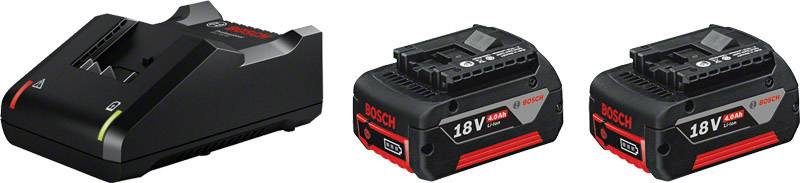 Nabíječka akumulátorů a dva 18V lithium-iontové akumulátory od Bosche. Nabíječka má indikátor napájení, akumulátory zobrazují kapacitu a značku.