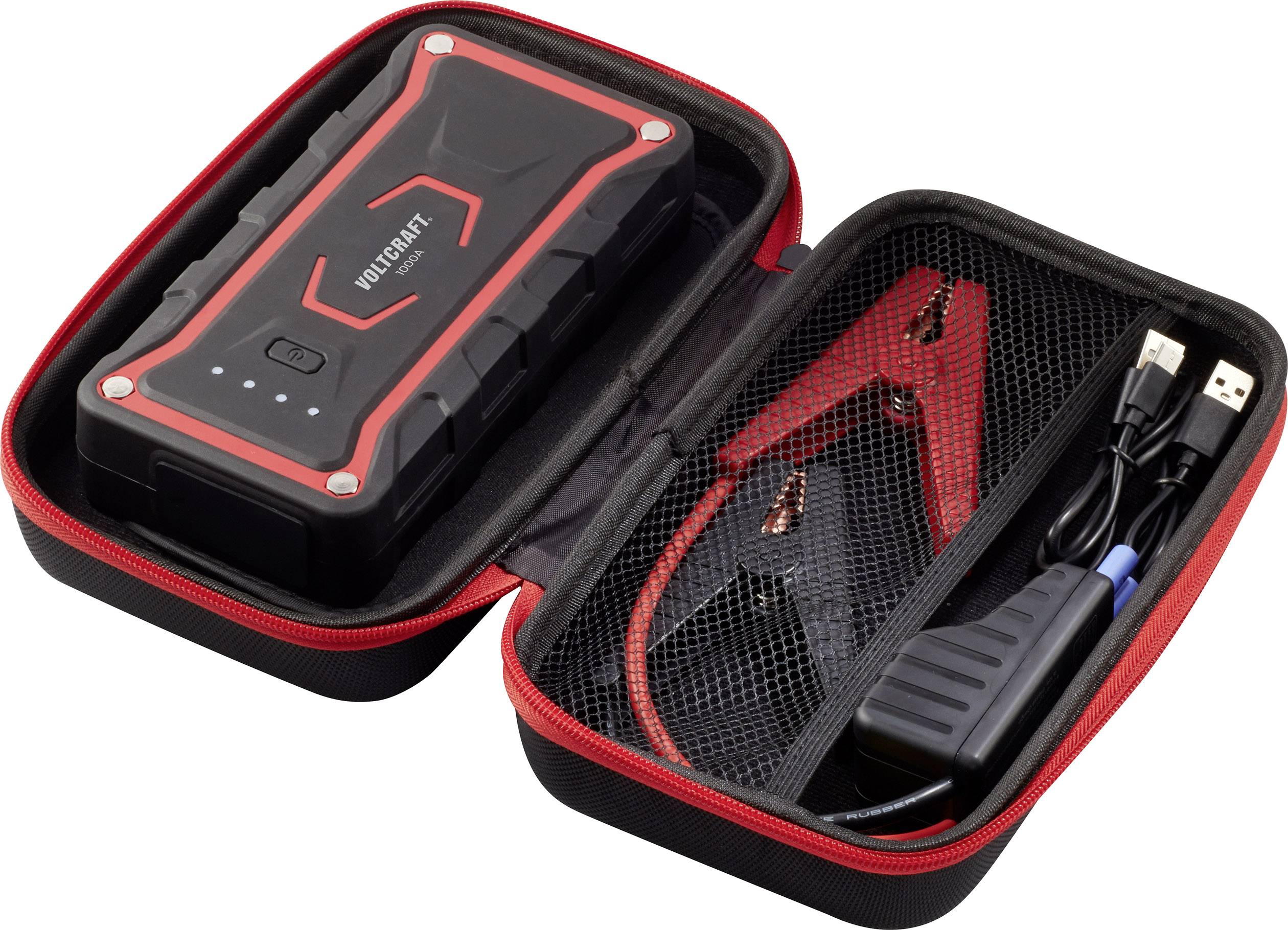 Přenosný startovací pomocník do auta s USB kabely v otevřené tašce. Obsahuje bateriové svorky a nabíjecí kabel. Kompaktní a snadno přenosný.