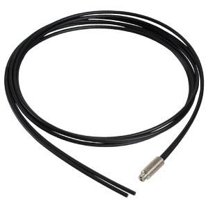 Černý kabel se stříbrným konektorem, stočený na bílém pozadí.